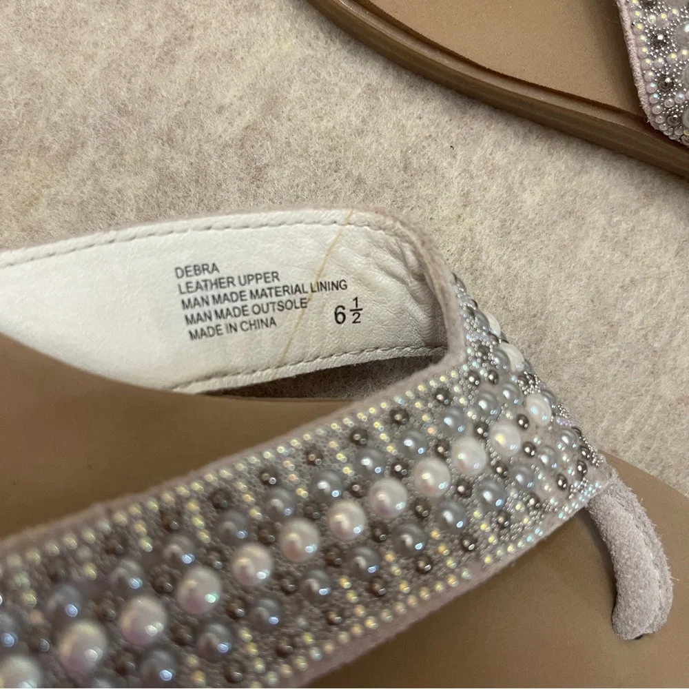 Yellow Box Debra Flip Flop Sandals Faux Pearl Leather Women’s Size 6.5